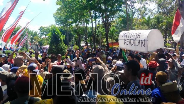 Foto : Para pedagang pasar Srimangunan Sampang melakukan aksinya diepan kantor Pemkab Sampang 