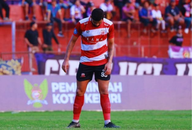 Foto: Tundukan lesu Junior Brandao 