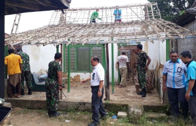 Foto: PT PLN Petsero area Pamekasan saat membanru merehab pasutri tidak mampu