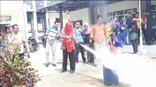 Foto Saat Memadamkan Api Menggunakan APAR