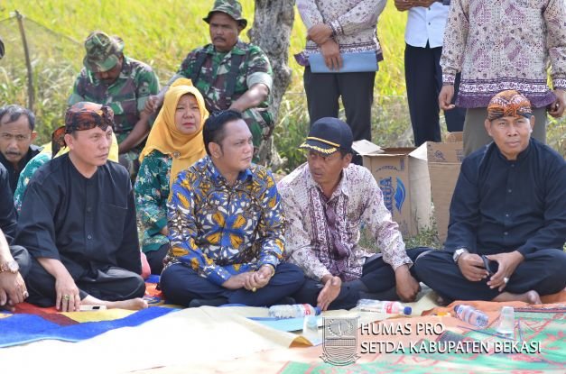 Kepala Dinas Pertan, A Karim, bersama wakil Bupati, Eka Supri A, saat meninjau lahan pertanian.