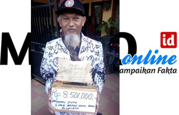 Foto: Salah satu relawan menunjukkan hasli penggalangan dana untuk guru budi