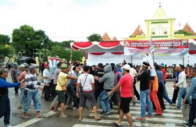 Foto: Ratisan Pendemo Saat Bentrok Dengan Polisi