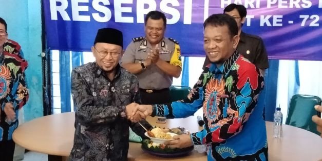 Foto: Bupati Sumenep Saat Menerima Potongan Tumpemg Dari Ketua PWI Sumenep