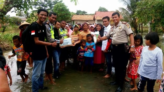 Polres Metro Bekasi Bersama IOC Membantu Korban Banjir Di Muaragembong