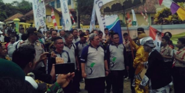 Gubernur Jawa Barat, Ahmad Heryawan dan Wabup Eka, Saat hadir Di Acara Hari Air Sedunia Ke-26 di Situ Abidin, Bojongmanggu, Kabupaten Bekasi, Kamis (22/3/2018).  