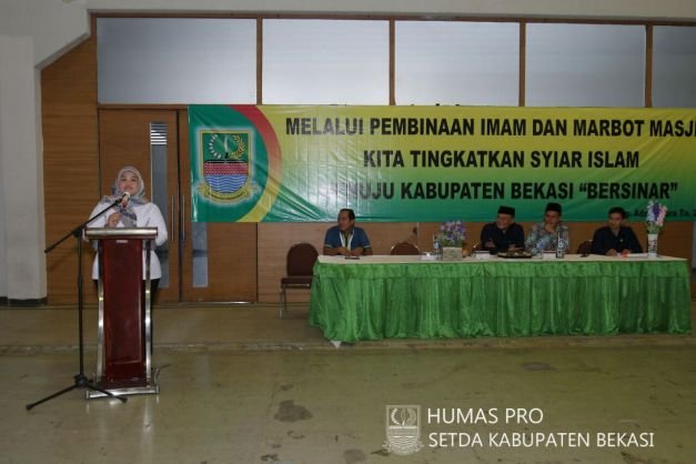 Bupati Bekasi, Neneng Hasanah Yasin secara simbolis menyerahkan bantuan operasional untuk Majelis Taklim, Imam dan Marbot serta Amil Jenazah, di Gedung Oso Sport, Grand Wisata, Tambun Selatan, Rabu (4/4/2018).