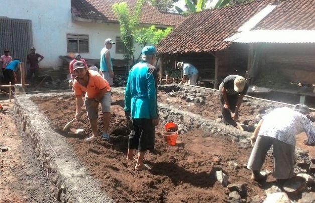Foto: Wartawan memoonline Banyuwangi saat membantu masyarakat membangun warga