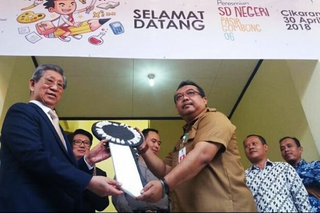 Kepala Disdik Kabupaten Bekasi, M.A Supratman, Saat Menerima Kunci Secara Simbolis Pembangunan Gedung SDN 06 Pasir Gombong, Cikarang Utara dari Dirut PT Srirejeki Perdana Steel, Limo Hardi, Senin, (1/5/2018).
