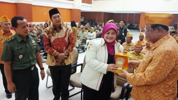 Bupati Bekasi, Neneng Hasanah Yasin Memberikan Cinderamata Kepada Pengurus LVRI.