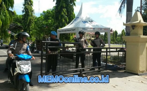 Foto : Aparat Kepolisian Saat Melakukan Pengamanana Di Pintu Masuk Kantor Mapolres Sumenep