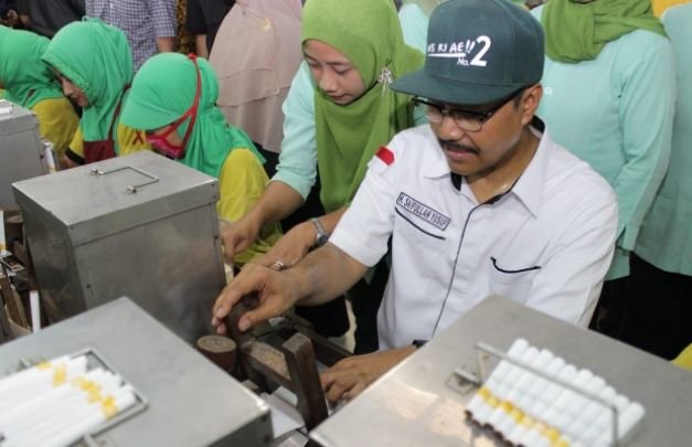 Foto: Gus Ipul saat berkunjung ke sebuah pabrik rokok di Mojokerto