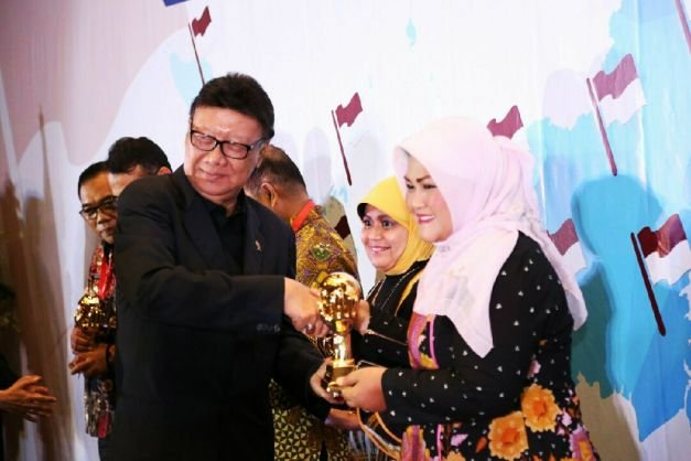 Penghargaan Diterima langsung Bupati Bekasi, Neneng Hasanah Yasin, Dari Menteri Dalam Negeri, Tjahyo Kumolo.