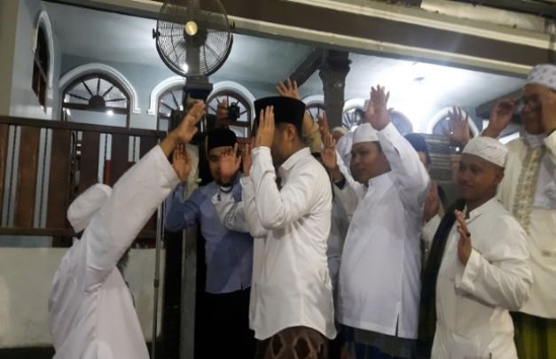 Foto: Do'a KH. Lutfi pada Cawagub Jatim, Emil Dardak di Ponpes Al-Hamidy Banyuanyar Pamekasan