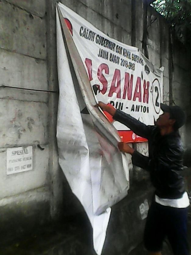 Penertiban APK Jl. Raya Kompas Tambun Selatan Oleh Satpol PP
