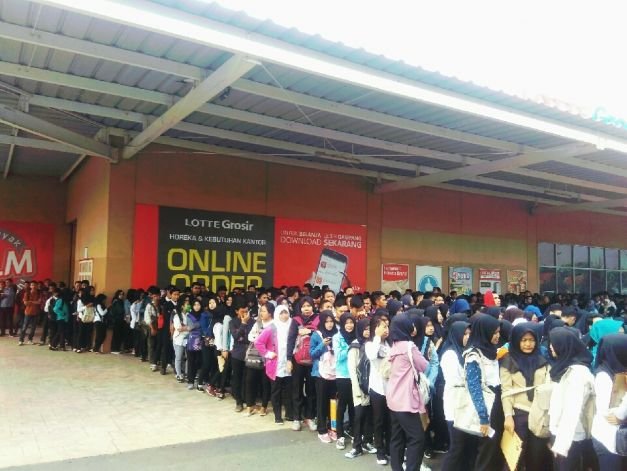 Gambar Ilustrasi Antrian Para Pencari Kerja Saat Job fair Kabupaten Bekasi Beberapa Waktu Yang Lalu