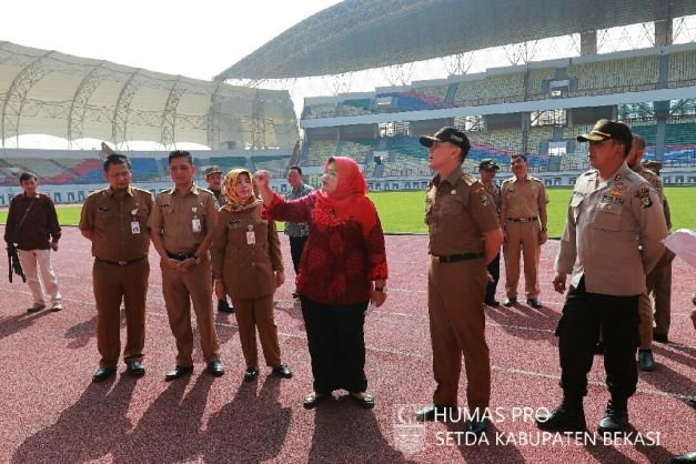 PJ Gubernur Jawa Barat, Iriawan, Didampingi Bupati Bekasi, Neneng, Saat Tinjau Kesiapan Stadion Wibawa Mukti Jelang Asian Games 2018