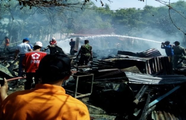 Foto : Kios yang dihanguskan sijago merah