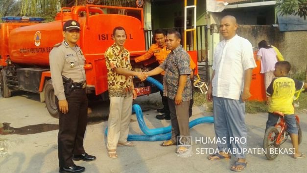 Pemerintah Kabupaten Bekasi melalui BPBD Kabupaten Bekasi memberikan bantuan 160 ribu liter air bersih di tiga kecamatan yang dilanda kekeringan.