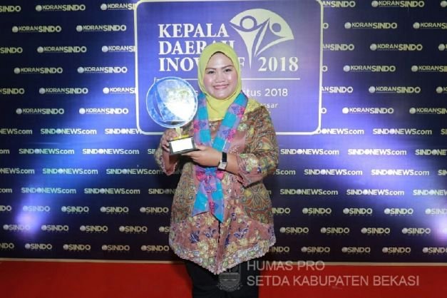 Bupati Bekasi Saat Menerima Penghargaan Sebagai Kepala Daerah Inovatif