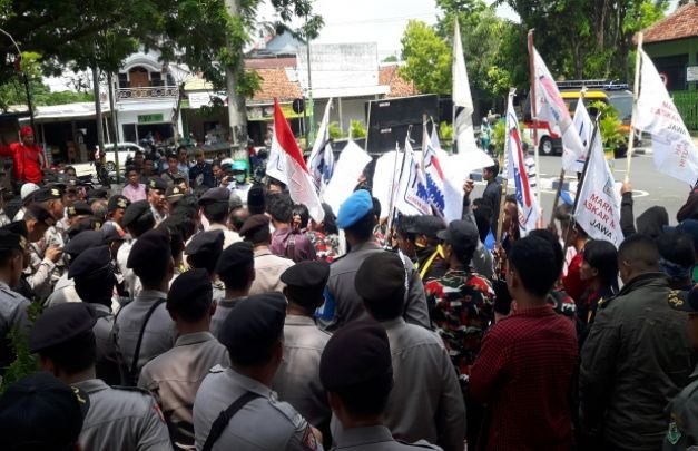 Foto : Massa LMP di Depan Kantor DPRD Pamekasan