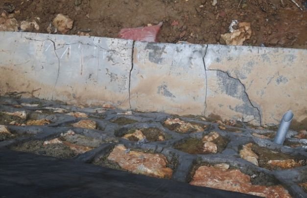 Foto : Pekerjaan Proyek yang Berada di Desa Plakpak Pamekasan