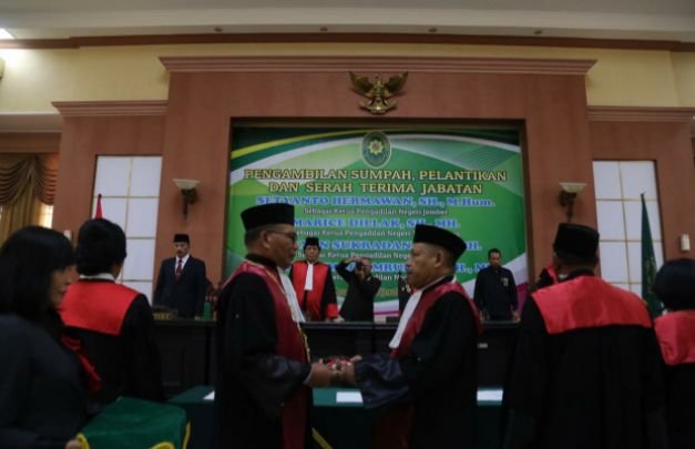Foto: Suasana pengambilan sumpah, pelantikan dan serah terima jabatan, Ketua PN Lumajang