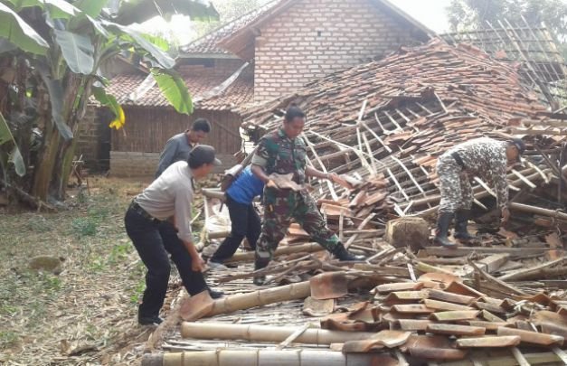 Foto: rumah dan kandang warga di pamekasan yang roboh diterjang angin kencang 