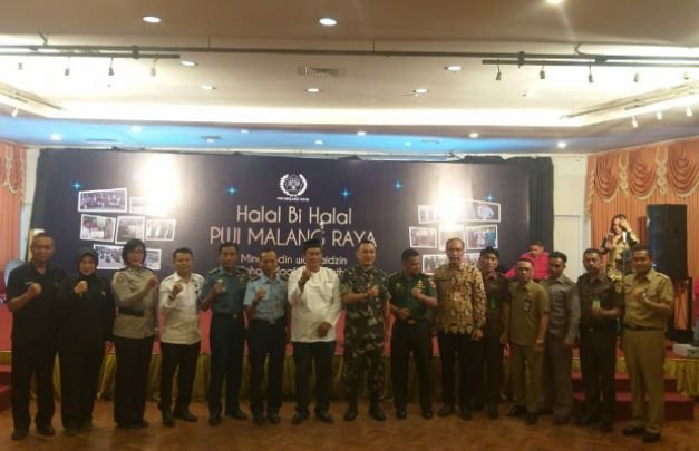 Foto: Ketua PWI Malang Raya saat sesi foto bersama dengan para tamu undangan