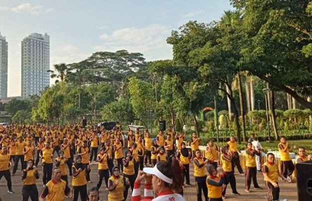 Foto: TNI/Polri Jakarta Barat saat olahraga bersama 