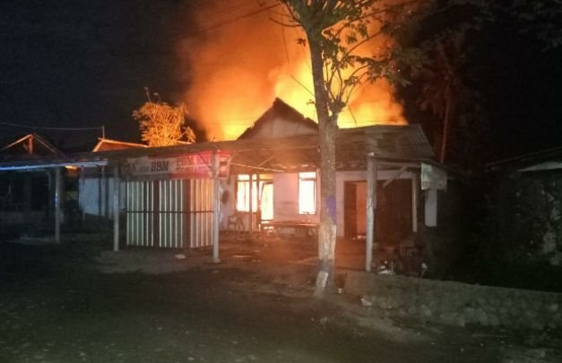 Foto: Rumah pedagang bbm eceran yg terbakar di lumajang