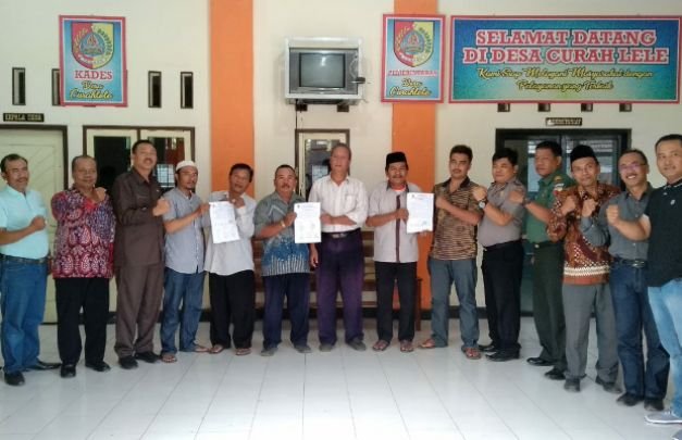 Foto: Muspika Kecamatan Balung saat melakukan penelitian berkas Balon Kades 