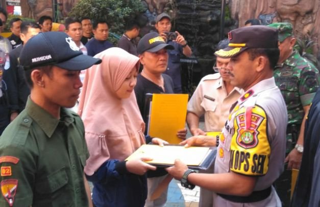 Foto: Polsek Cengkareng  saat memberikan penghargaan pada masyarakat yg berprestasi