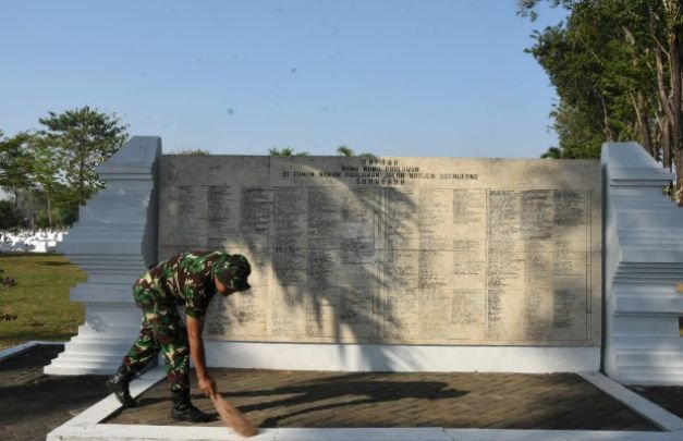 Foto: salah satu Prajurit Korem 084 / Bhaskara Jaya saat Bersih - Bersih Taman Makam Pahlawan 
