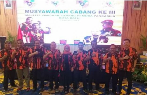 Foto: Ketua MPC PP Kota Batu saat foto bersama Wakil Ketua MPC PP, Ketua PAC PP Kota Batu dan Junrejo beserta kader dan Ketua Srikandi.