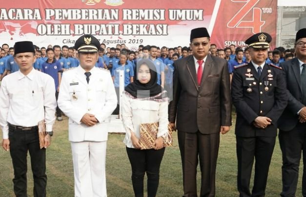 Foto: Bupati Bekasi, Eka Supria Atmaja saat menyerahkan pemberian remisi pada warga binaan