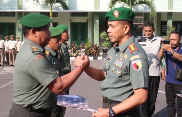 Foto: Danrem 083/Baladhika Jaya saat mengapresiasi Tiga Prajurit Korem