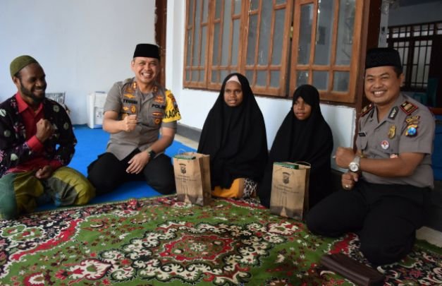 Foto : Kapolres Pamekasan, AKBP Teguh Wibowo S.I.K Bersama Kasat Binmas AKP. Khoirul Anwar Saat Bersama Beberapa Santri Asal Papua di Ponpes Darul Ulum.