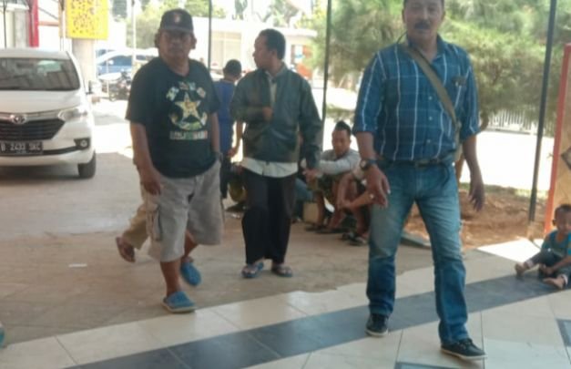 Foto: puluhan masyarakat saat mendatangi rumah sakit