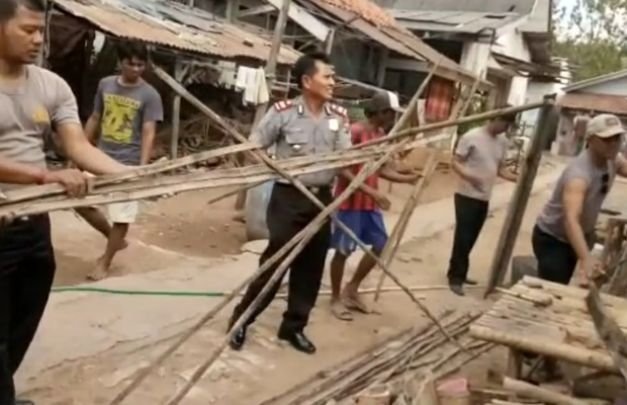 Foto: Kapolsek Pasean Bersama Anggota Saat Bantu Perbaikan Rumah Warga