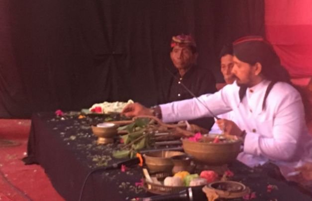 Foto: para mpu sedang melakukan penjamasan keris pusakà keraton sumenep