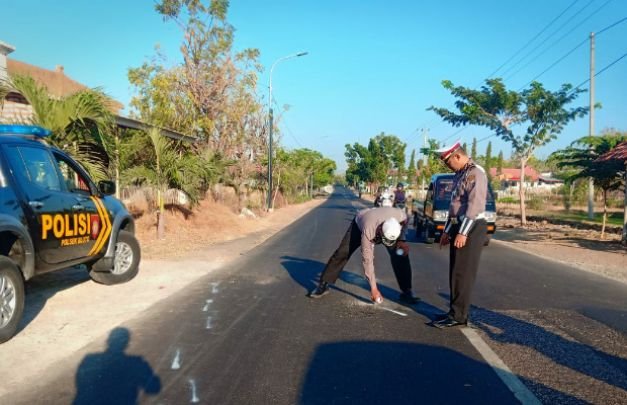 Fpto: petugas Satlantas Polres Sumenep saat melakukan olah TKP
