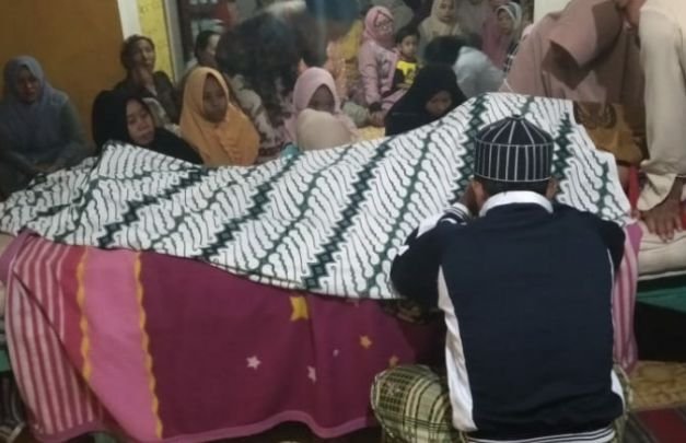 foto ; Keluarga melakukan doa di samping korban