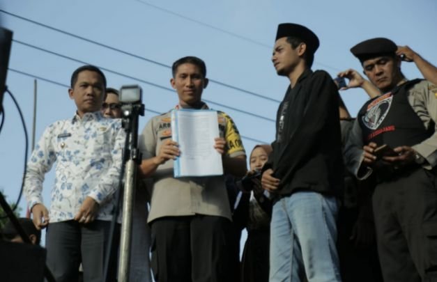Foto: Bupati Lumajang (memakai kemeja batik)