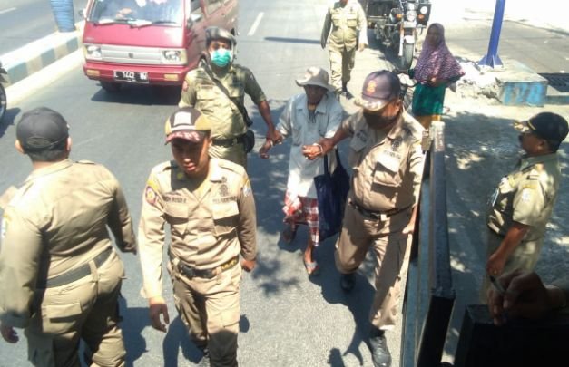 Foto: petugas Satpol PP saat mengamankan gepeng di Sampang 