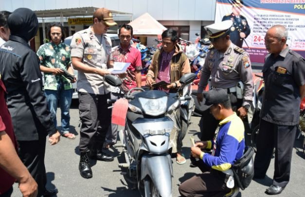 Foto: Waka Polres Pamekasan, Kompol Kurniawan Wulandono , SH,MH Saat Cek Salah Satu Kendaraan BB Kejahatan