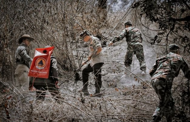 Foto: Kapolres Lumajang dan Dandim 0821 nampak dilokasi kebakaran, tengah berjibaku dengan api