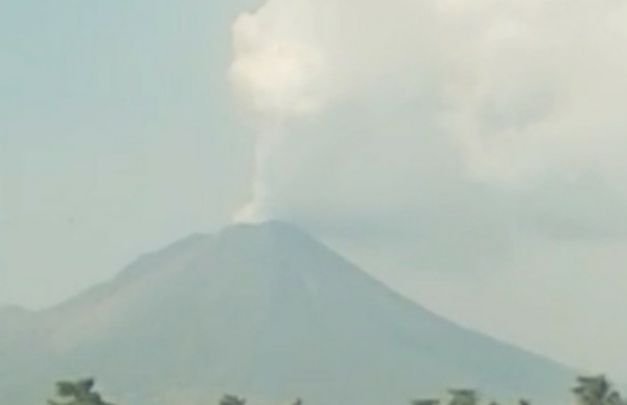 Foto Nampak kepulan asap di atas gunung lemongan (foto sumber : Nitizen)