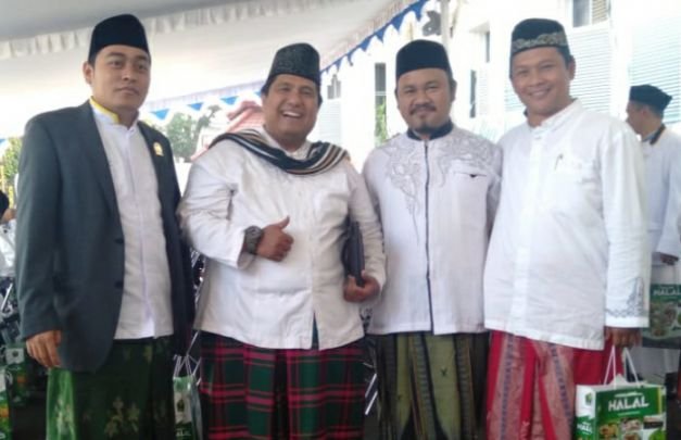Foto: Satu dari kanan,Suryadi jas abu abu