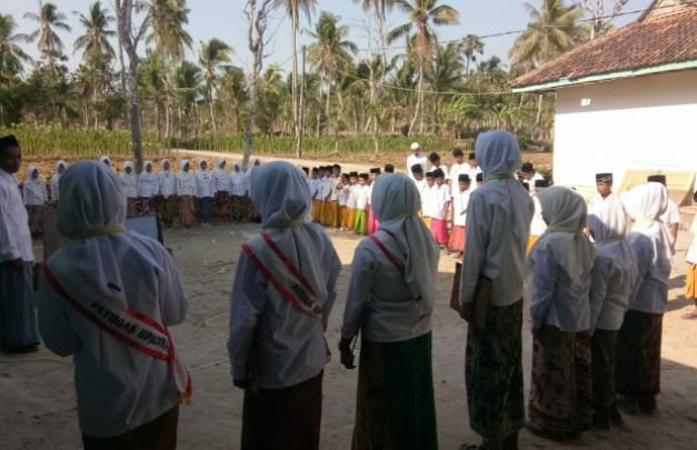 Foto: upacara hari santri siswa SMP di Sumenep